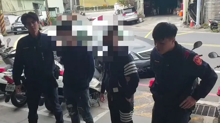 警方將吳男等4人帶回警局。蘆洲警分局提供