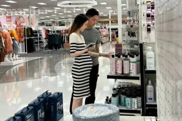 中國「愛國」富商劉強東（右）去年被目擊，與已明顯懷孕的老婆「奶茶妹」章澤天同逛美國商場。翻攝twitter@WangsGongFu1