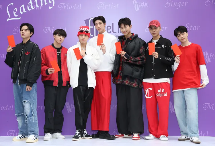 「原子少年」伊林7帥合體，林佳辰（左起）、黃文廷、李哲言、金雲、江尚儒、饒高赫、陳翊樺。伊林娛樂提供