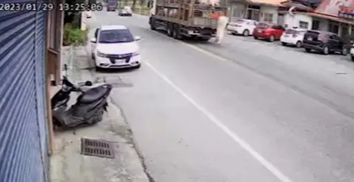 真的「降肉」了！貨車掉下2隻豬　後車嚇壞急閃避