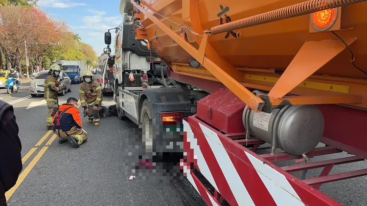 老婦騎機車遭聯結車撞倒，人捲入車底，雙腿一遭輾斷。讀者提供