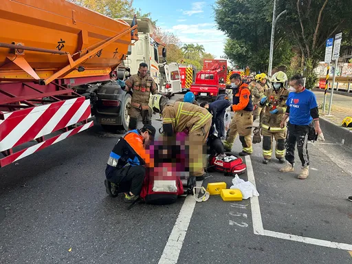 驚悚片｜台南87歲女騎士被聯結車撞倒　捲入車底雙腿遭輾斷不治