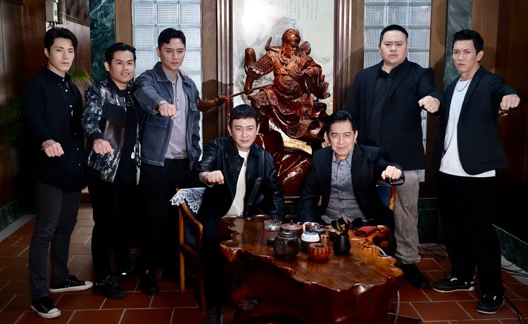 王識賢（左四起）和高捷在《角頭》扮演大哥。林林攝