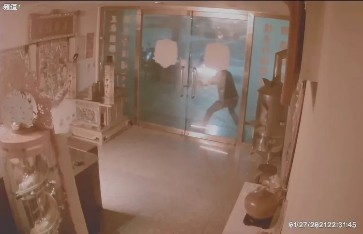 黃男教唆小弟持棍棒毀壞對方公司大門玻璃。翻攝畫面