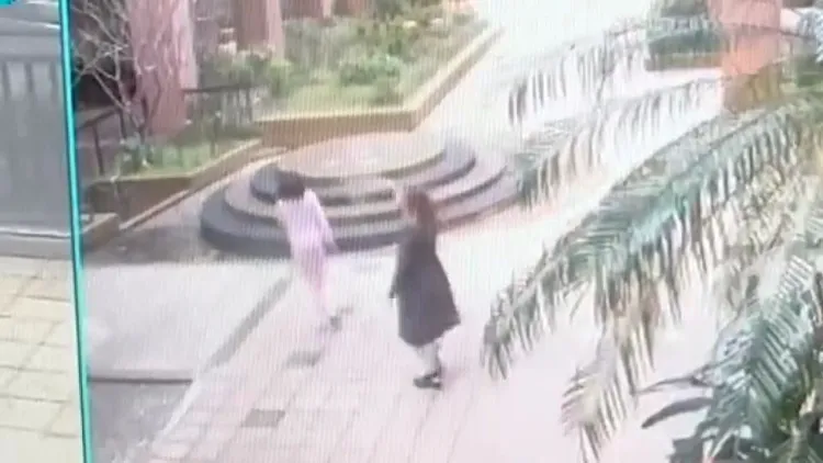 余女朝小朋友噴防狼噴霧劑。桃園警分局提供