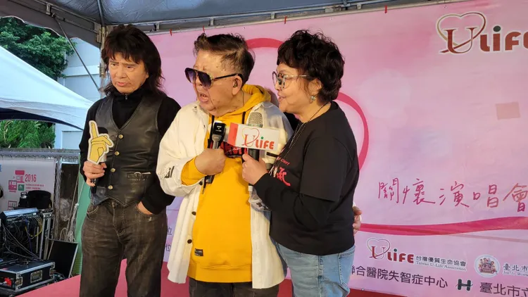 舞棍阿伯（左起）、林松義與紀寶如現身愛傳承演唱會。葉文正攝