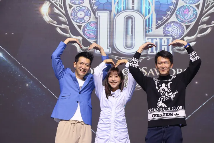 Madhead共同創辦人Terry（左）、Terence（右）邀請創作歌手蔡佩軒登台開唱。鄭孟晃攝