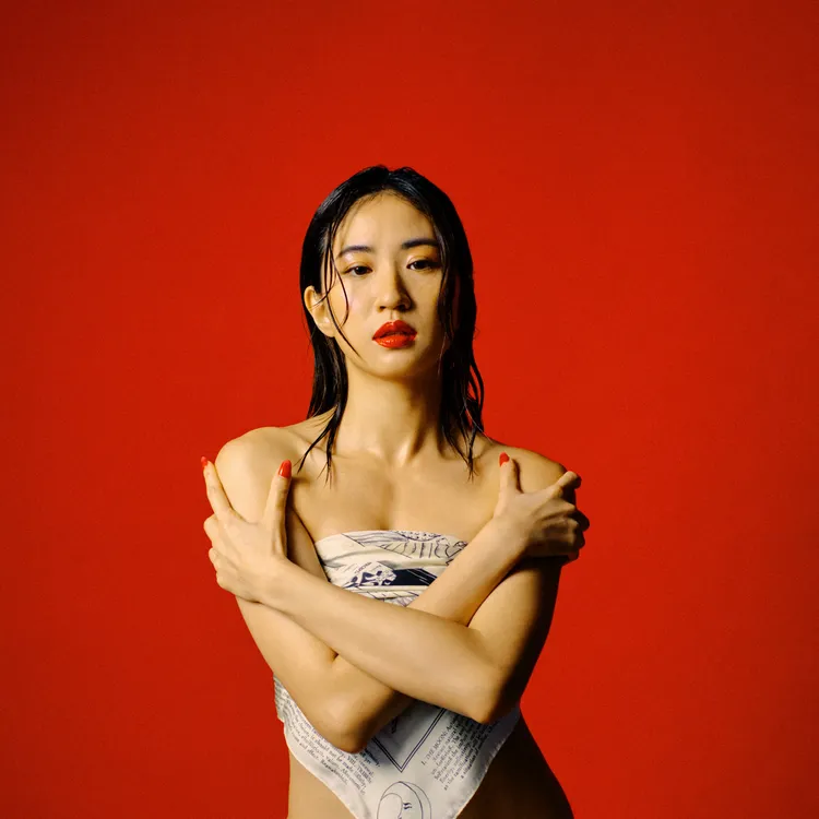 9m88性感的模樣示人。爵士寶貝提供