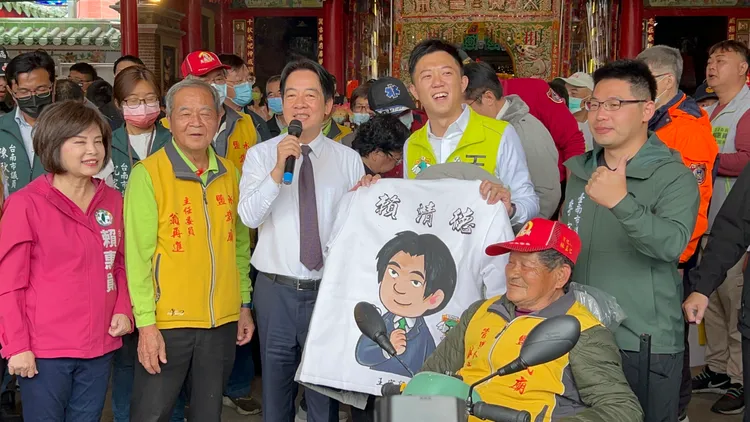 市議員王宣貿送上賴清德專屬「蜂炮戰衣」。王志弘攝