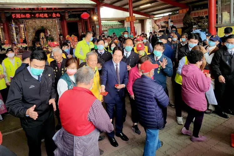 賴清德參拜後發新春小紅包。王志弘攝