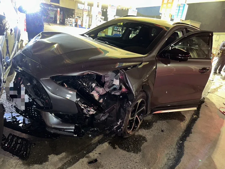 洪男車輛車頭嚴重毀損。新莊警分局提供
