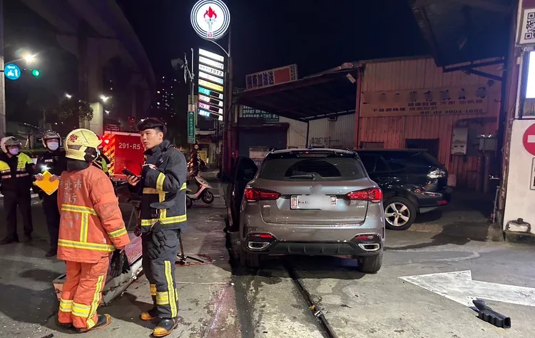 警消獲報趕抵現場。新莊警分局提供