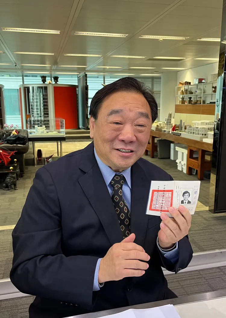 天津市台協榮譽會長韓家宸出示超過五十年的國民黨黨證，表達對夏立言的支持。國民黨提供