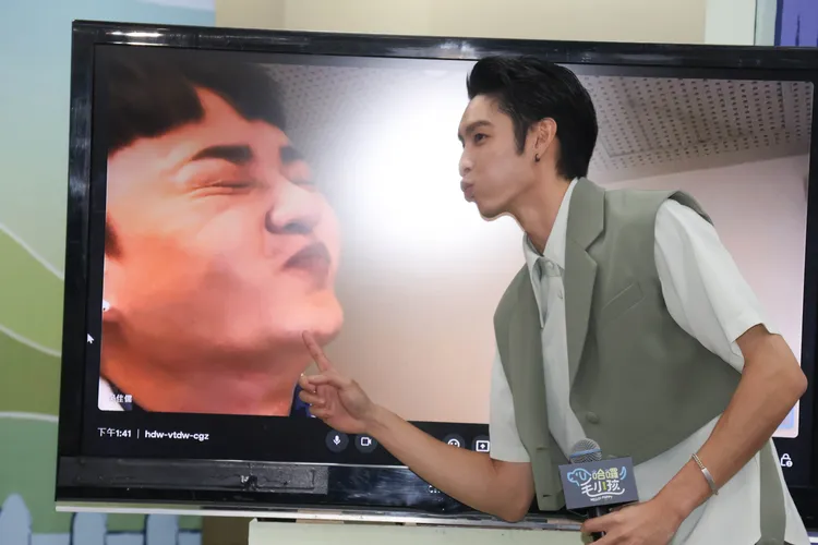 曹佑寧（右）與許富凱隔空接吻。彭欣偉攝