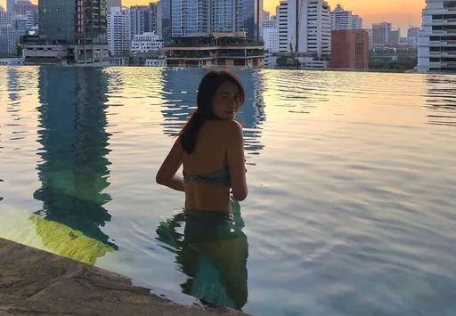 简沛恩飞泰国避寒身材也解禁 「饭店控」6天睡3间享无边际泳池