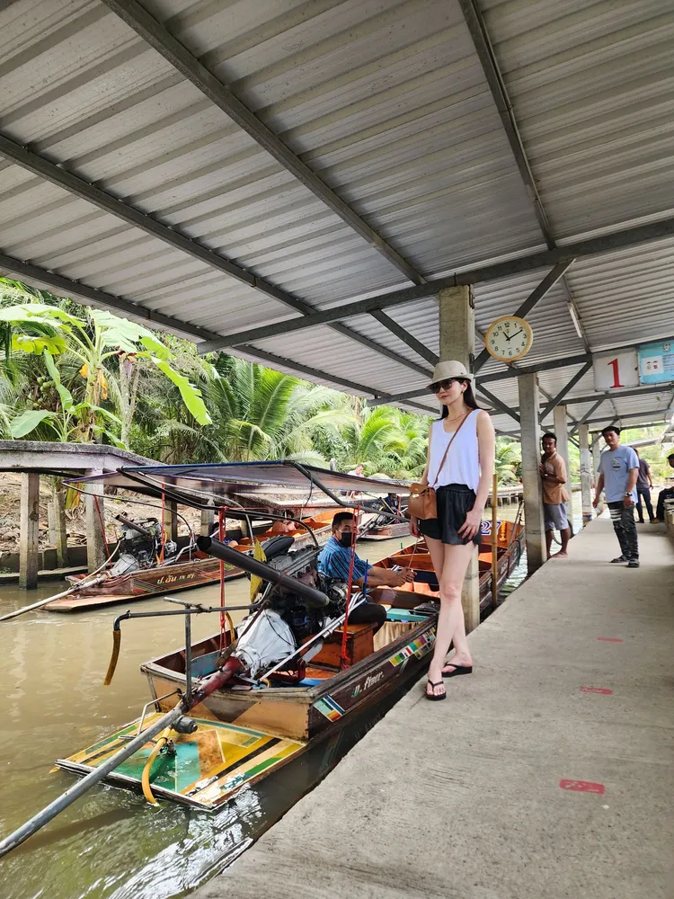 簡沛恩造訪泰國水上市場。楠軒工作室提供
