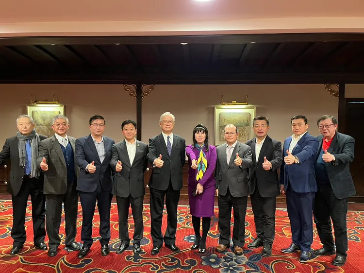 夏立言與當地台商面談並合影。國民黨提供