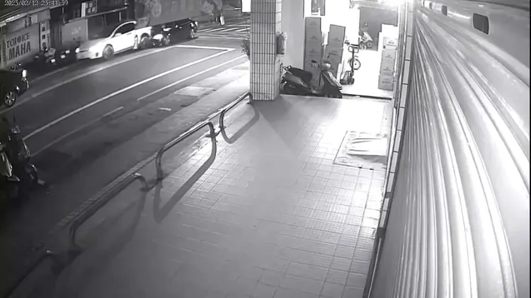 蘇男踩油門倒車撞上後方賓士車。林口警分局提供