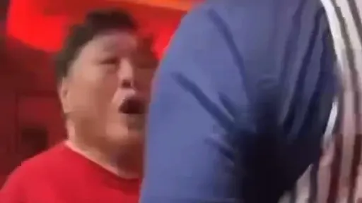 夏玉順大鬧機艙畫面曝！逼空姐幫穿襪　華航空服喊他「不要手來腳來」