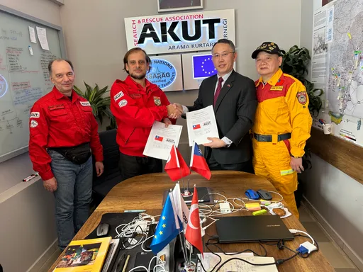 情人節贈4噸好東西 土耳其AKUT搜救隊受惠!台灣英雄還親授操作技巧