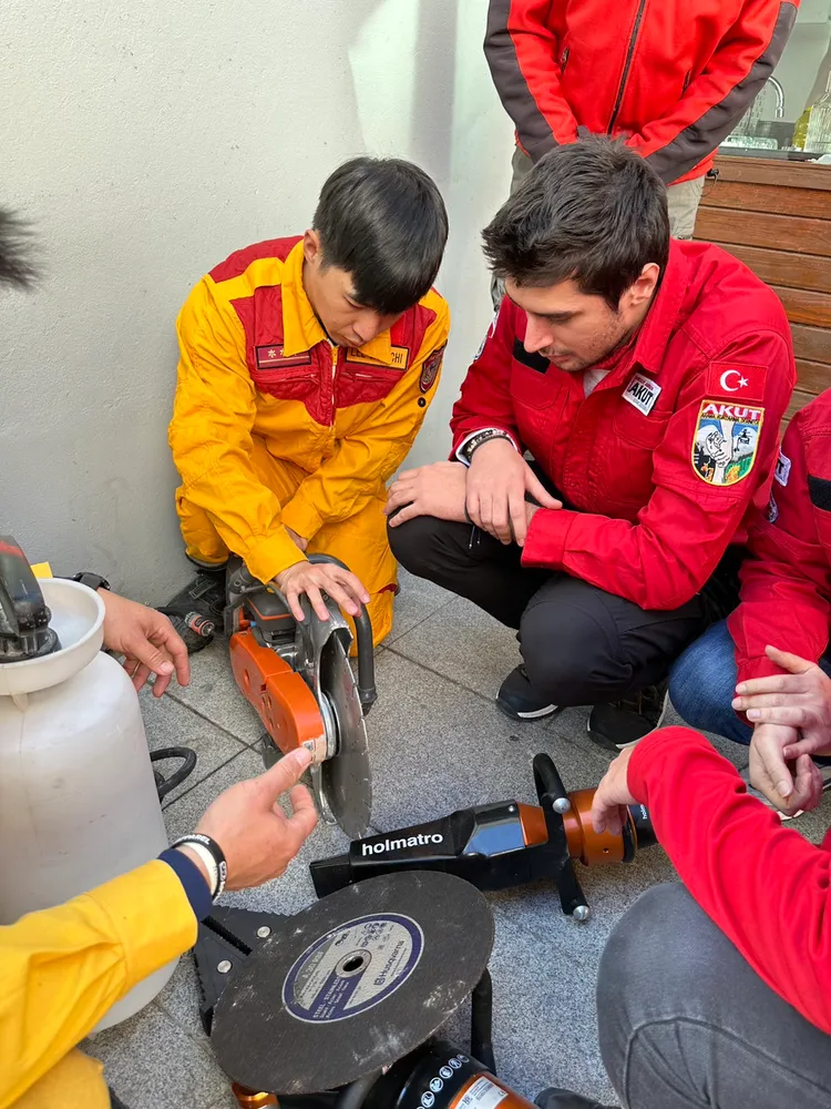 台灣搜救隊員親授裝備操作技巧給土國搜救隊員。翻攝畫面