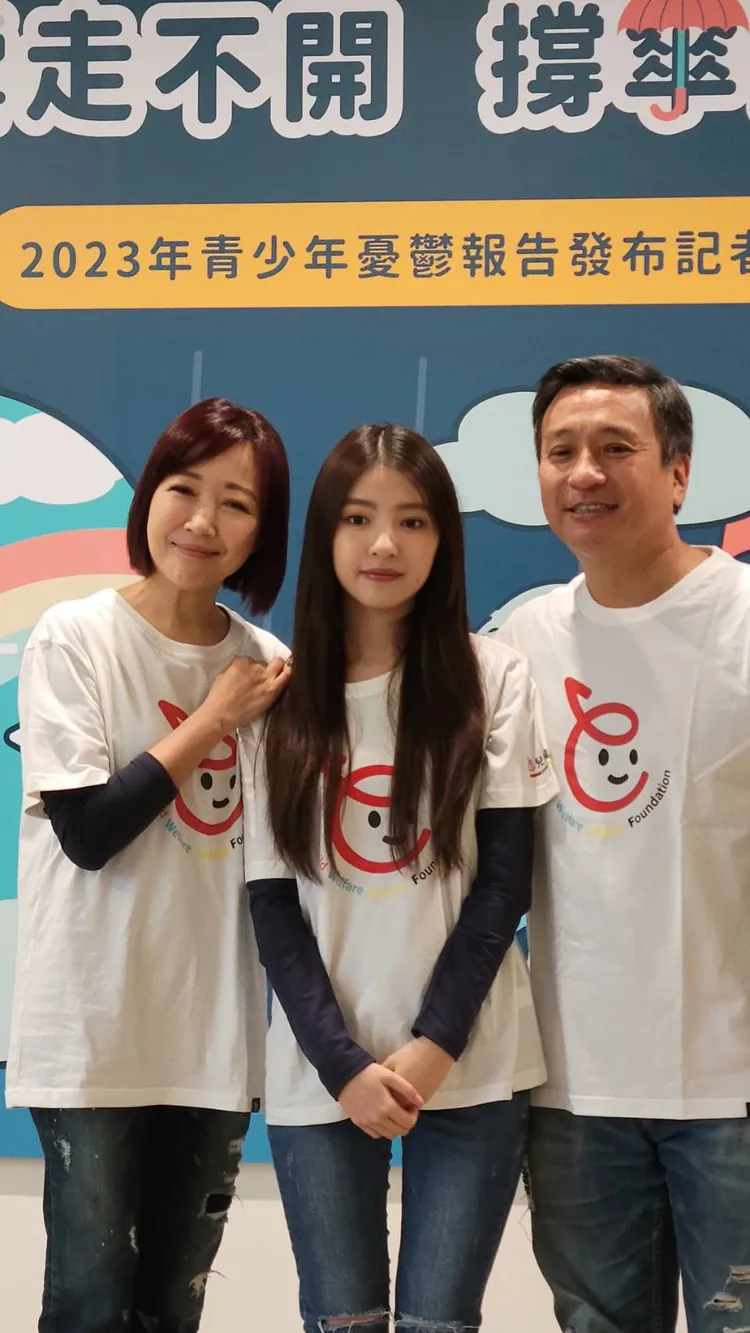 王中平（右）、余皓然（左）與韓菲一家三口為公益現身。葉文正攝