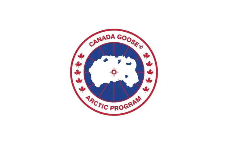 CANADA GOOSE的經典Logo布章，意寓於北極圈起家，碧藍色其實代表陸地，雪白色形狀則是北極圈，4個小藍點代表著北極圈上隸屬俄羅斯和挪威的4個島嶼。品牌提供