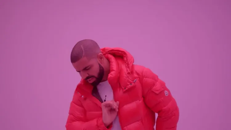 加拿大歌手Drake在夯曲《Hotline Bling》的MV中，也穿上搶眼的CANADA GOOSE紅色羽絨外套入鏡。翻攝Drake YouTube頻道