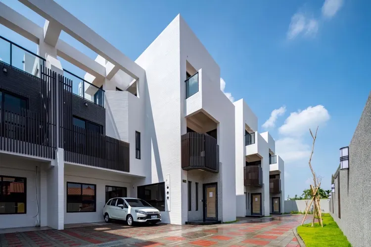 「白玉璞植」，面寬9.2-11米，地坪46.96-53.49坪、建坪60.88-93.72坪，社區共5戶總價1698至2398萬元！楊秋興提供