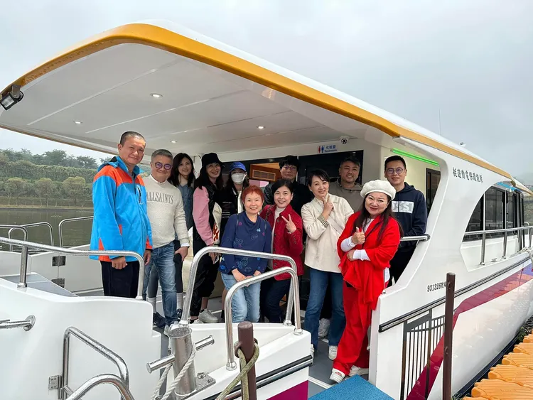 白冰冰還招持他們搭快艇遊峨嵋湖。翻攝臉書「好門媳婦的秘密生活郁小方」