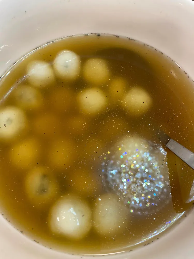 圓裡還反射出又大又閃的水晶吊燈。翻攝臉書「好門媳婦的秘密生活郁小方」