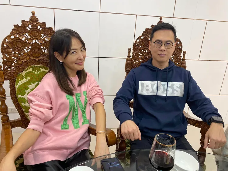 精細的木製雕刻桌椅，賈永婕夫婦坐上去，相當氣派。翻攝臉書「好門媳婦的秘密生活郁小方」