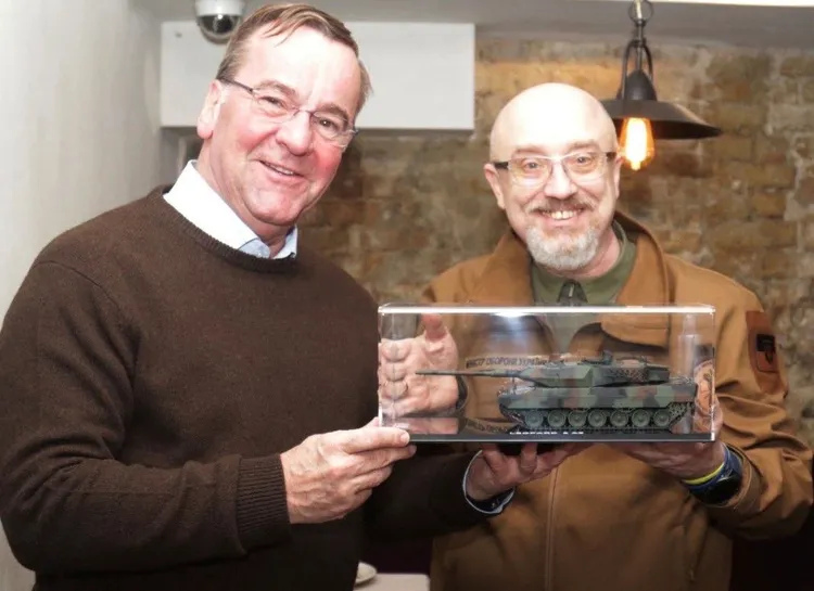 烏克蘭國防部長列茲尼科夫（右）手捧豹式戰車模型與德國防長佩斯托瑞斯合照。路透社