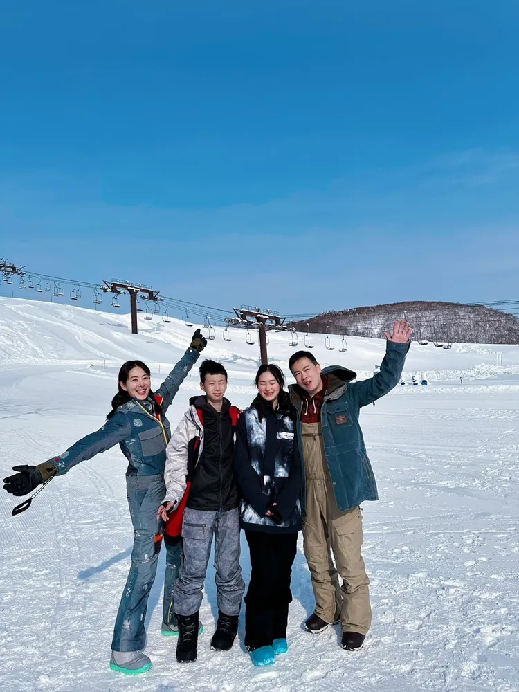 賈永婕（左一）和老公王兆杰（右一）帶1對兒女到日本滑雪。翻攝賈永婕臉書