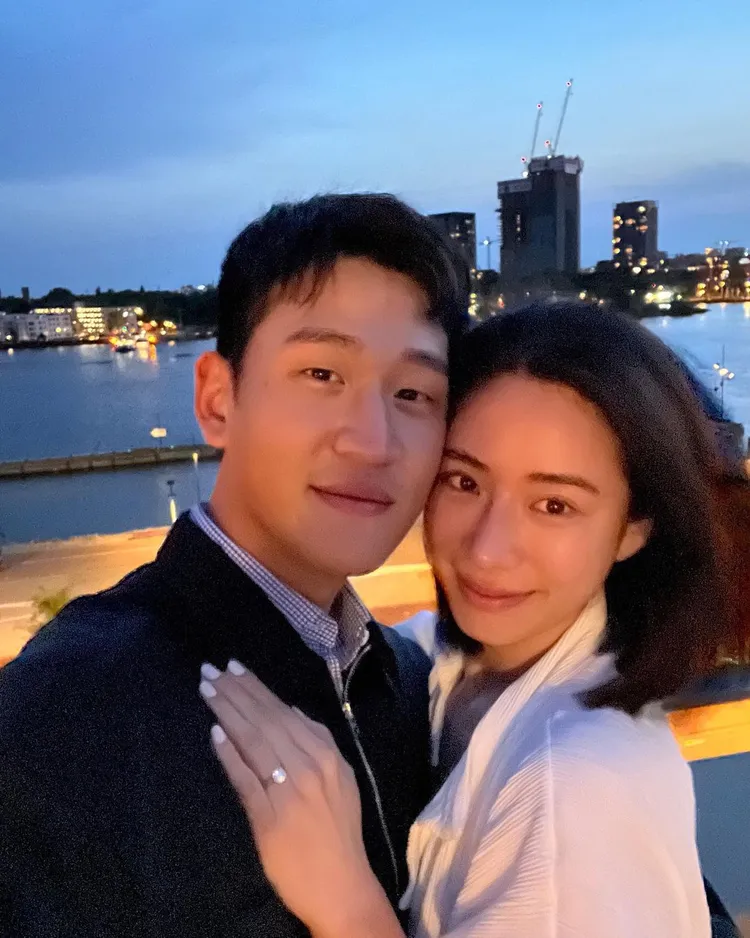 周興哲（左）與未婚妻趙岱新。翻攝ericchou0622 IG