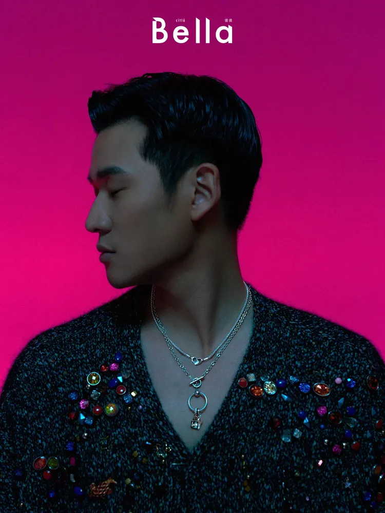 他以LOEWE服裝搭配PANDORA飾品。《Bella儂儂》提供