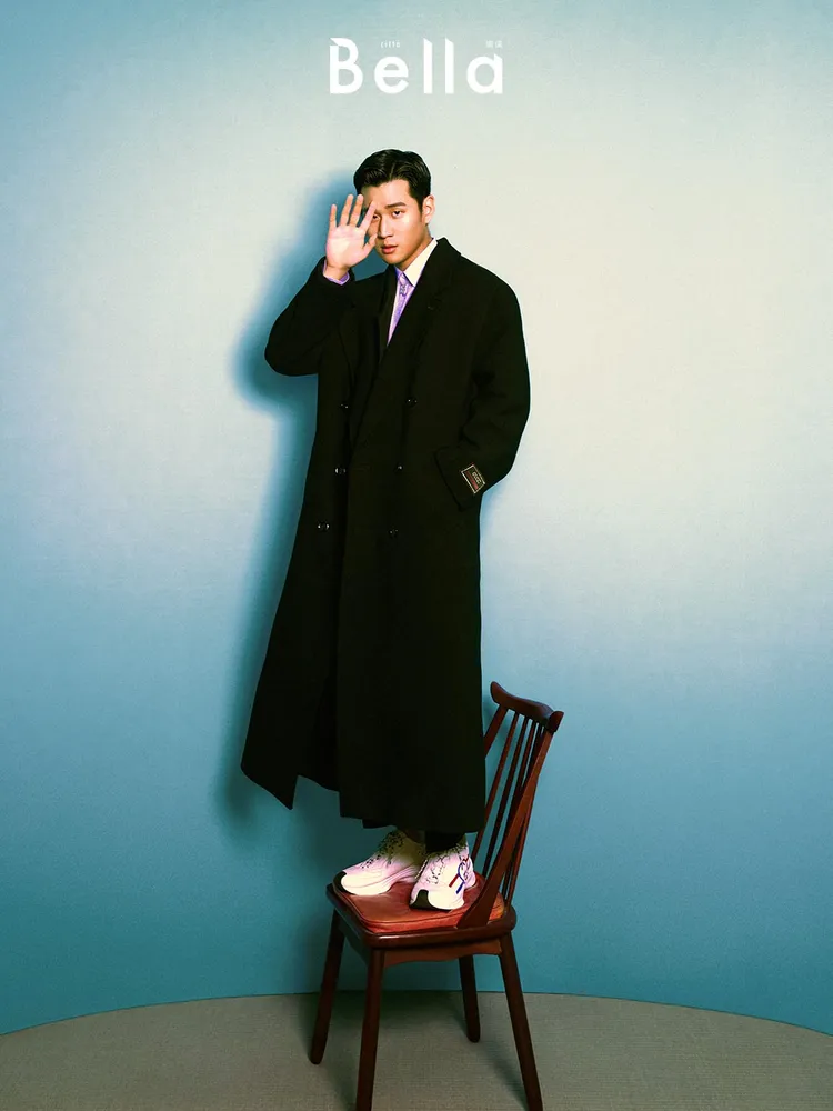 周興哲身穿GUCCI服裝拍攝時尚大片。《Bella儂儂》提供
