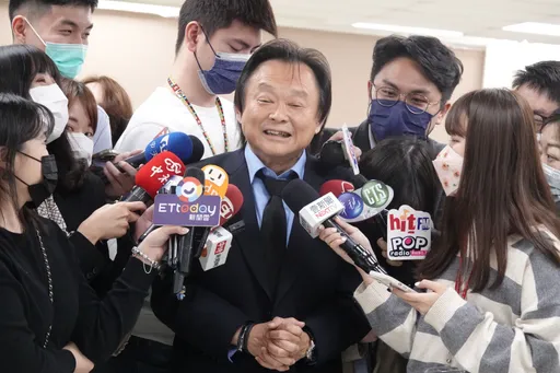 被学姐亏头发像「生病的红毛猩猩」 王世坚认了:年少轻狂没有好好保养