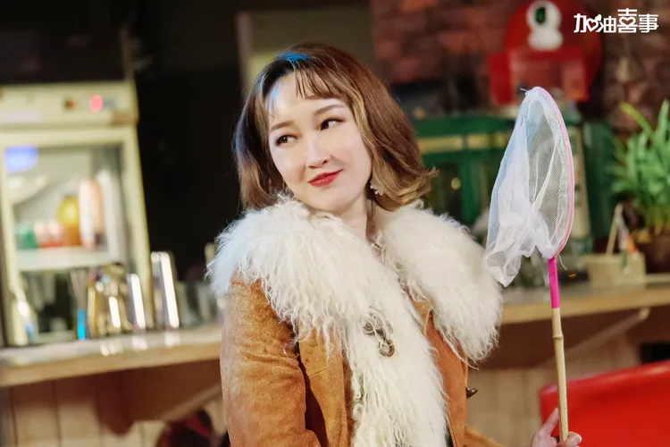 巴鈺拿著網子說要抓螃蟹 十分逗趣。TVBS提供