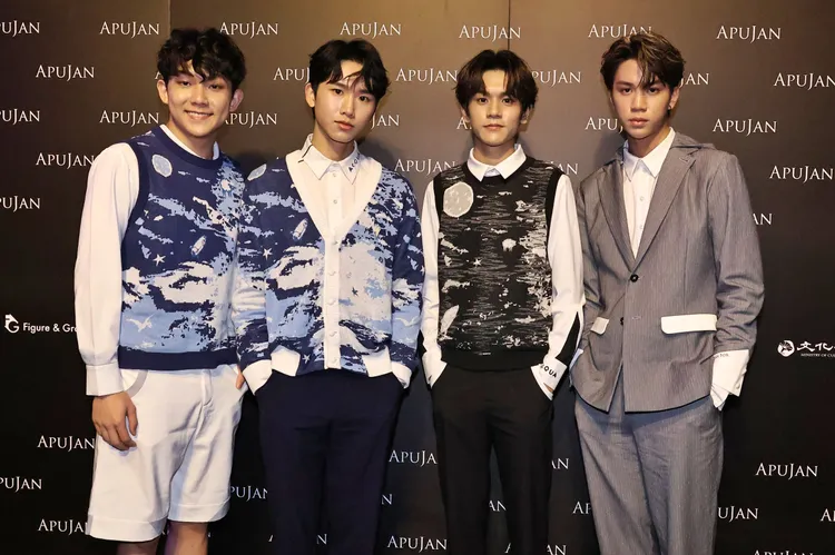 「AcQUA源少年」李秉諭（左起）、林毓家、黃莑茗、盧佾暘今出席時裝秀影片首映，另一成員須弘道則缺席。莊宗達攝