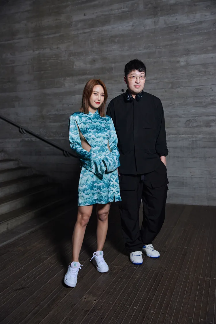品牌之友大元（左）參與設計師詹朴執導的「遙遠的另一端」數位時裝秀影片，她所穿腰側挖空設計洋裝即為APUJAN 2023秋冬系列新作。品牌提供