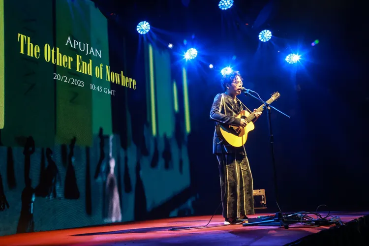 APUJAN數位時裝秀影片音樂製作人日京江羽人現場演唱主題曲《寂寞的人》。品牌提供