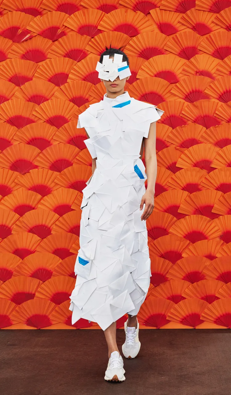 APUJAN 2023秋冬系列「遙遠的另一端」，運用多個布製信封與手寫信組成充滿訊息的洋裝。品牌提供