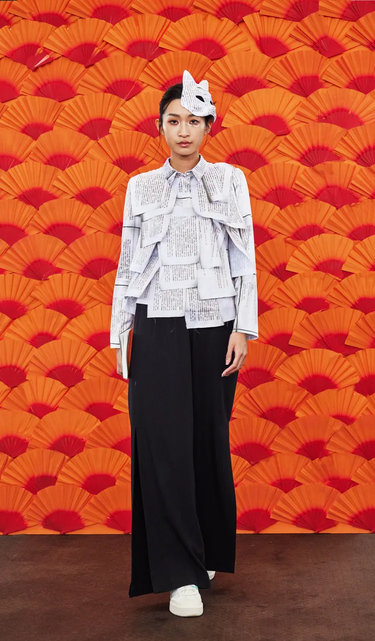 APUJAN 2023 秋冬系列「遙遠的另一端」書頁圖樣上衣。品牌提供