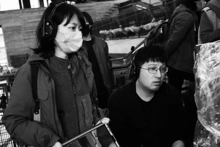 詹朴（右）執導APUJAN 2023秋冬系列「遙遠的另一端」數位時尚秀。品牌提供