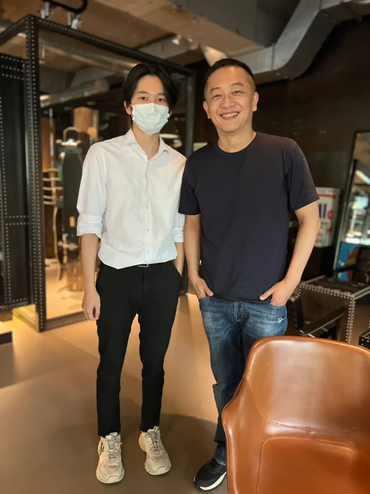 陳昭榮（右）去年還帶著獨子跑場教他入行。趙大智攝