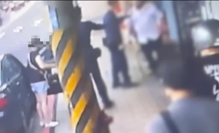 姜男(右一)持球棒下車揮舞，對妻子仍大小聲，暴氣行為遭裁罰2000元。翻攝畫面