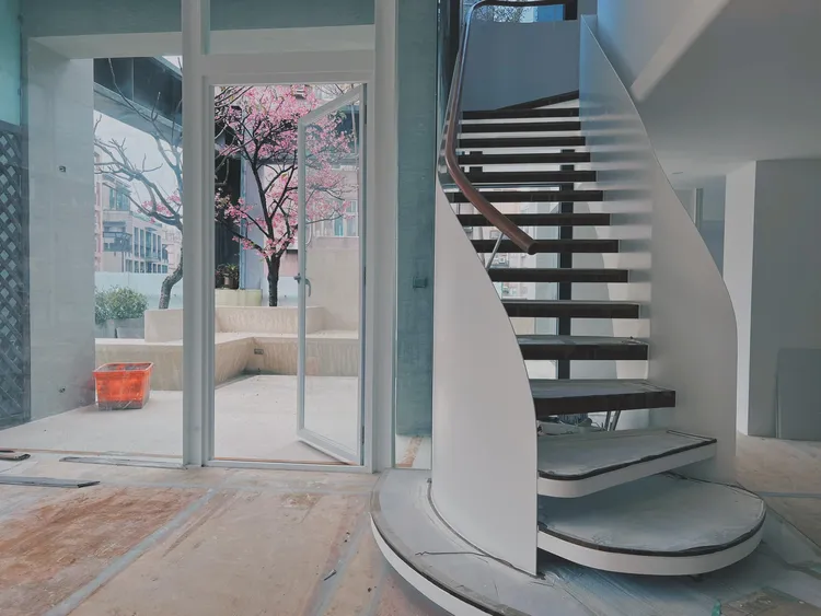 隋棠家樓梯下方也加裝海綿隔音。翻攝隋棠臉書