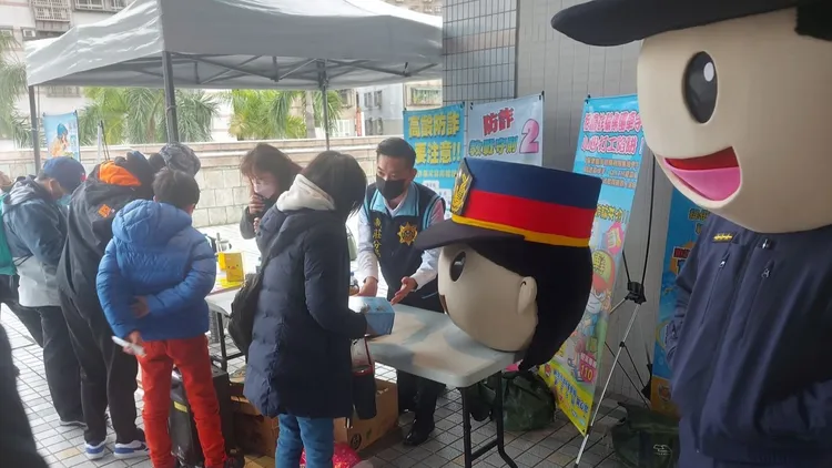 新莊警方在棒球場入口向球迷宣導反詐騙。新莊警分局提供