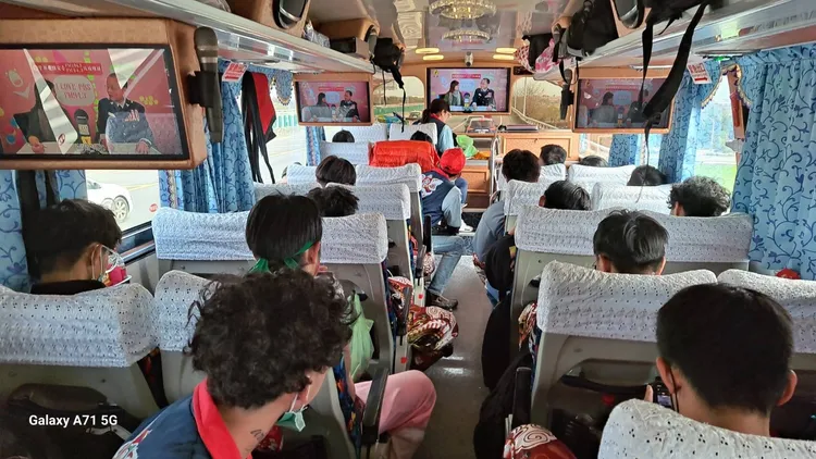 板橋警方透過遊覽車視訊系統播放反詐騙影片。板橋警分局提供